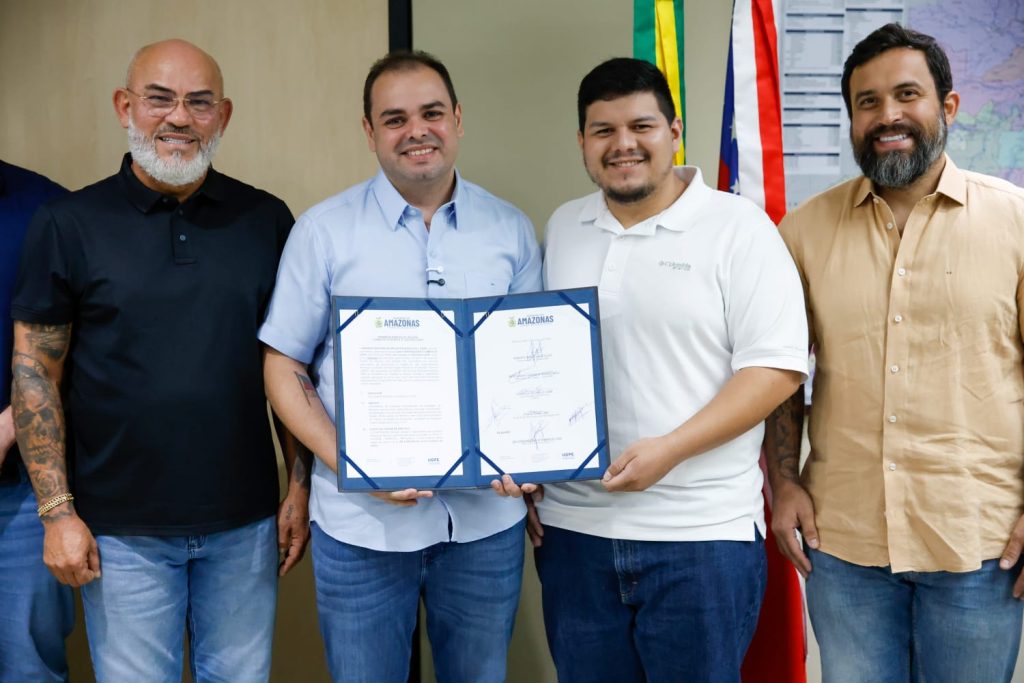 Governador-Roberto-Cidade-assina-ordem-de-servico-do-Asfalta-Amazonas-para-obras-de-pavimentacao-em-Itapiranga-e-Sao-Sebastiao-do-Uatuma-1_Foto-Antonio-Lima-Secom-1024×683-1